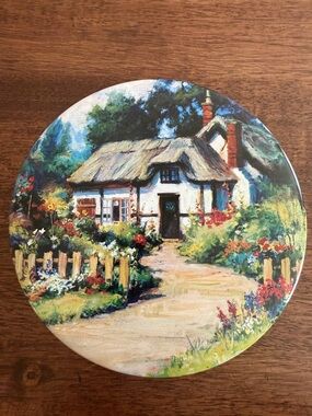 English Cottage round collectible tin